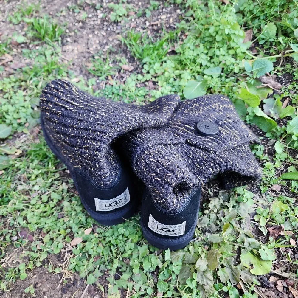 UGG CLASSIC - Womens Boots - SIZE 6